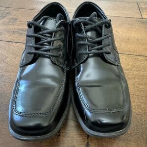 Reaction Kenneth Cole Black Box Boys size 2 Dress shoes- gently worn